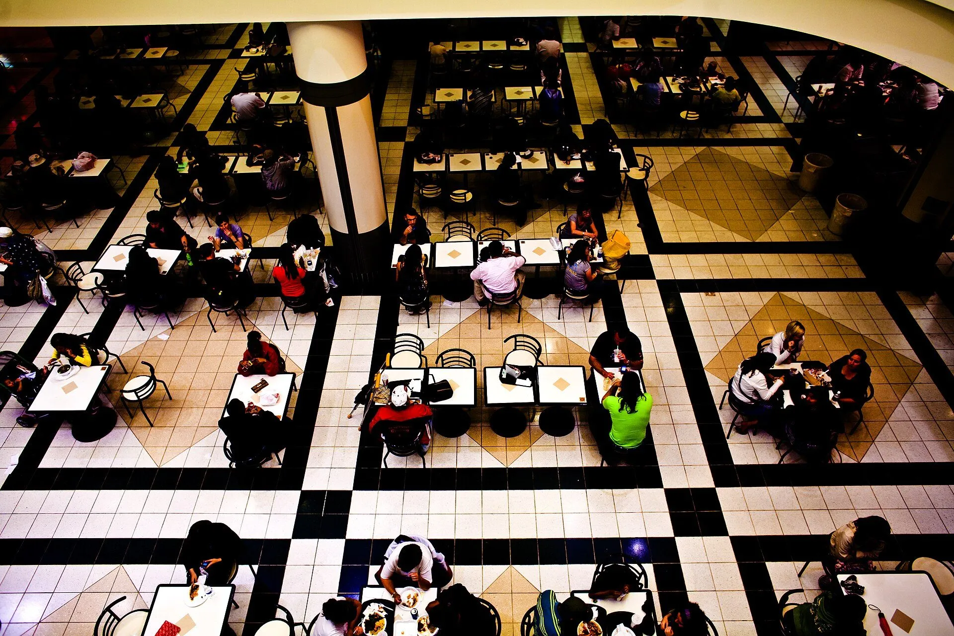 The south food court at the Toronto Eaton Centre in 2008, before it was rebuilt as Urban Eatery.